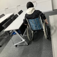 卒業設計でスロープでクリアすればいいですよね？建築を作ったものは東西自由通路のあの坂道を漕ぎます