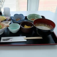 新潟県糸魚川市の戸倉山（975.5m）登山（2）。【山頂からの眺望、しろ池景色、親不知「漁火」の海鮮丼】