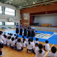 吉野川市学島小学校での書道パフォーマンス