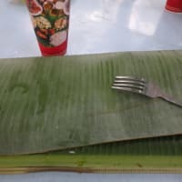 ②バナナリーフの皿で、外の美味しい空気のテーブルで、食べるインド料理美味いな。Banana Leaf Rice - Kanna Curry House。