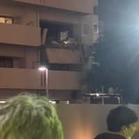 西川口駅前マンション爆発事故：この部屋の40代の住民が「自殺しようとしてガス栓を開けたが断念し、換気したあとタバコを吸おうとしたら爆発した」