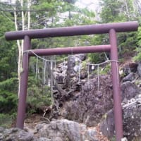 霊峰・日光の山々（５０）男体山　「八合目・滝尾神社」