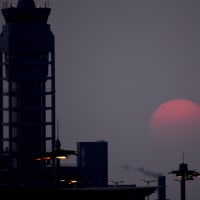 真っ赤な夕陽が・・・・あっという間に沈む❗️これも関空の情景です❣️