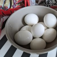 簡単に茹で卵を。