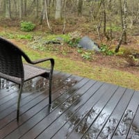 二男家族がそれぞれ帰った　雨に濡れる寂しいウッドデッキ