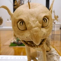 ２０２４・８・１４　いいづなアップルミュージアム「オダカマサキ　ダンボールアート展」。カミ技、圧倒的。