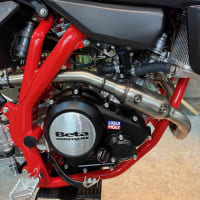 昨日に続きBETA開梱の儀！答えは、BETA RR 4T 125LC でした！のラッキーな仕様で、MOTARD用17インチホイール付の二刀流仕様です！