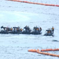 辺野古新工事用ゲート前抗議行動／埋め立て工区と大浦湾