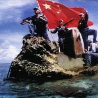 フィリピン漁師８人が乗った小型漁船が、中国か台湾のものとみられる漁船と衝突逃げ去る
