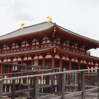 奈良の大仏は、東大寺に位置する巨大な仏像で、正式には「盧遮那仏」と呼ばれています。