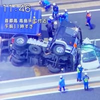東京の首都高速で大型トレーラーが横転し軽自動車を潰す
