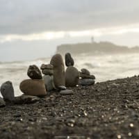 湘南点景【稲村ケ崎】荒れ模様の海でみた誰かが残していった遊びの痕跡