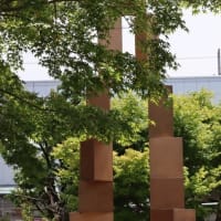 駅前の広場は、　新緑～緑の木々に覆われていました！