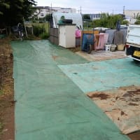 駐車場にシート
