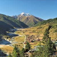 四川省、美しいチベットの村、上程子村上部の風景とキャラバン隊