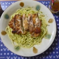 バジルソースパスタ　チキングリル添え