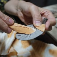草木染の布を使ったアクセサリー作りのモニターになったミモロ。「京空間mayuko」にて