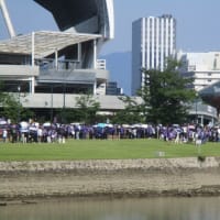 ぶち熱！サンフレッチェ広島のサポーターも超・熱いです・・・エディオンピースウイング広島で炎天下でも整然と行列！