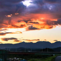 夕日で浮かび出る赤城山と夕日に染まる上空の雲