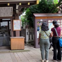 浅草橋の鳥越神社の境内に祭りの余韻が残っていた。