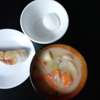 朝食：サワラの粕漬けと粕汁（野菜たっぷり）