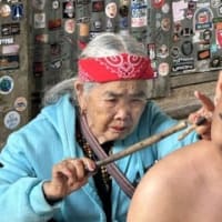 伝説のタトゥーは点三つ、入れ墨師は世界最高齢　フィリピン先住民の村に外国人観光客殺到