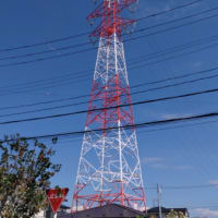 住宅地の紅白鉄塔