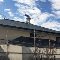 （写真）　屋根の上の職人さん　　長崎沙織　