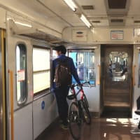 高校生が自転車で電車に乗ってきます…？？？　近江鉄道は、青春応援電車です。