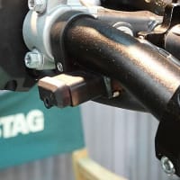 KOVE 800X-RALLY に、新製品のアシストサイドグリップを取付けてみました！持ち手が増えて安心ですね！