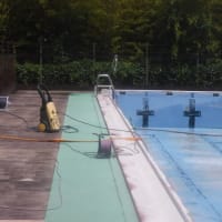 「太陽に照らされてのプール掃除」