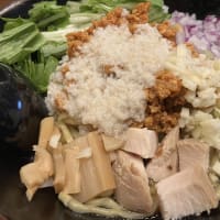 スパイシーなソボロで、まぜそばが飽きずに最後まで行けた、新橋「あぶらそば専門にし田」