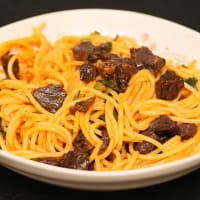 2025.07.11の夕食　カニのトマトクリームパスタ　塩麹漬けしたマグロの血合トッピングで