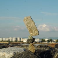 福浜海岸でロックバランシング