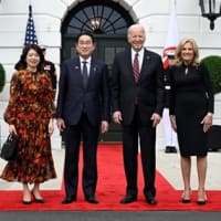 日米首脳会談、のしかかるトランプ氏の北朝鮮「愛」