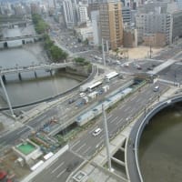 広島駅前大橋、大工事中・・・路面電車をＪＲ広島駅の２階ホームに着けるための工事が最終段階に入っています