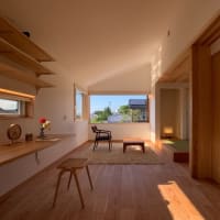 木製の大きな引き戸から松本平を眺める家