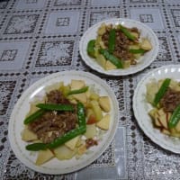 新ジャガイモとリンゴと豚肉合わせ