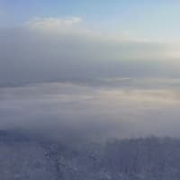 雪の中の霧の海
