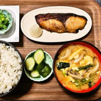 家で朝ごはん（ごはんは北海道産ななつぼし、ぶりの塩焼、納豆、小松菜とぶなしめじとわかめのみそ汁、京菜漬）（2025年7月7日）