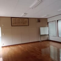 早朝、しんちゃんが卒業した山間の旧小学校・・・今は地区会館の掃除作業・・・まだ二宮金次郎像も健在です。