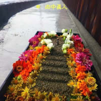 北稲八間・中垣内のおしょうらいさん迎えの線香立ては花挿し飾りの砂造り