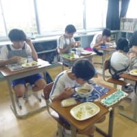 給食「そらまめのさやむきをしよう」