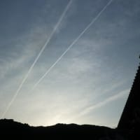 春の夕焼け、ジェットの軌跡