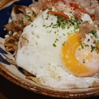 沖縄料理屋さんのソース焼きそばを食べて元気。