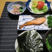 焼き魚と副菜3品と味噌汁の炊屋食堂の田舎定食・・・庶民の味。