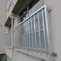 千葉県：千葉市美浜区にて、エアコン室外機柵越え設置現調へ