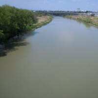 川沿いを歩いた