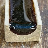 擦弦楽器用の松脂は落とすと壊れます。
