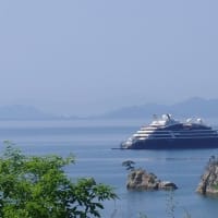蒲刈沖に外国のクルーズ船